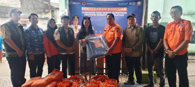 
Dua Rumah Ludes Terbakar di 9 Ilir Palembang, Gubernur Sumsel Salurkan Bantuan untuk 15 KK Terdampak