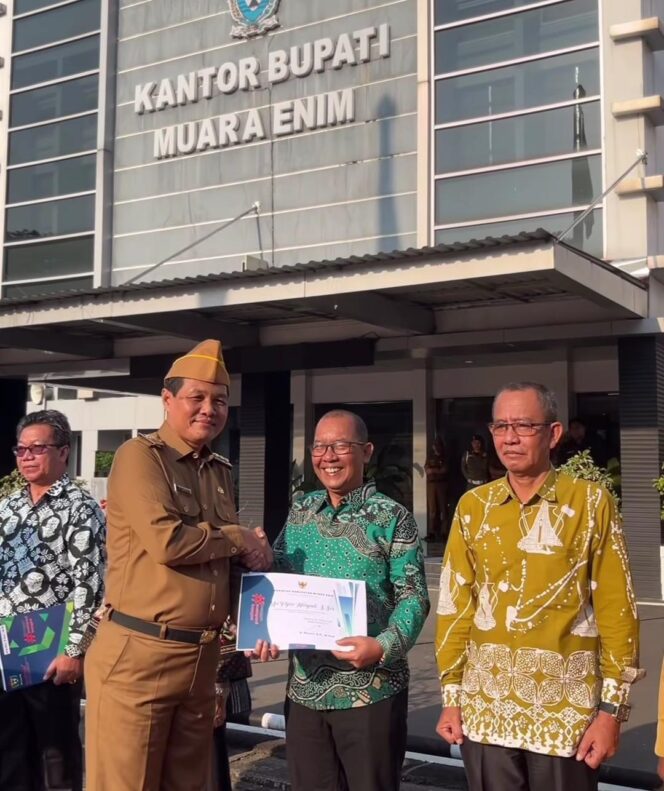 
Bupati Muara Enim, Edison di sela-sela memimpin apel di Pemkab Muara Enim. Foto : Diskominfo Muara Enim
