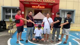 Pelaku pembunuhan saat berada di Polres Banyuasin. Foto : Istimewa