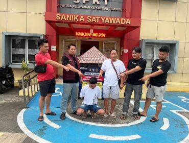 Pelaku pembunuhan saat berada di Polres Banyuasin. Foto : Istimewa