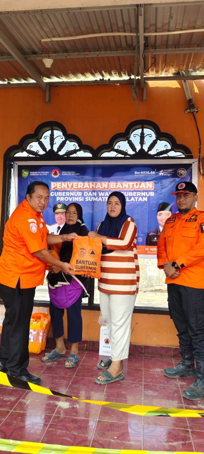 
Gubernur Sumsel Berikan Bantuan Korban Kebakaran di Plaju, Palembang