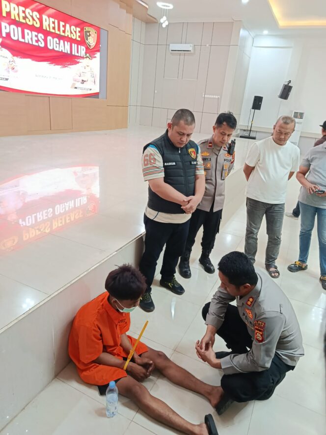 
Kapolres Ogan Ilir AKBP Bagus Suryo Wibowo saat mengkonfirmasi terkait pembunuhan yang dilakukan pelaku. Foto : Istimewa