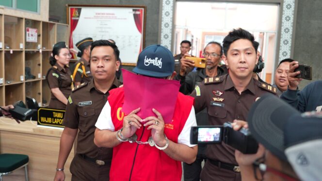 
Pulang Haji, Eks Pimpinan Bank Sumsel Babel Ditahan Kejaksaan Usai Terjerat Kasus Korupsi KUR