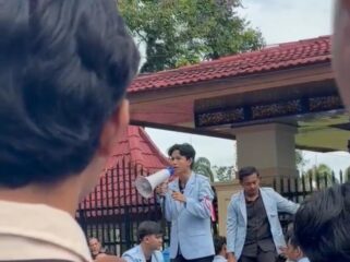 Mahasiswa saat orasi didepan Gedung DPRD Sumsel. Foto : Dok Urban Id