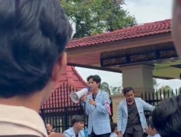 Mahasiswa saat orasi didepan Gedung DPRD Sumsel. Foto : Dok Urban Id