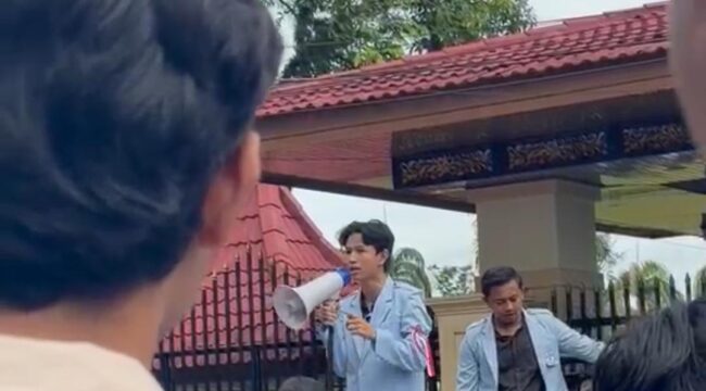 Mahasiswa saat orasi didepan Gedung DPRD Sumsel. Foto : Dok Urban Id