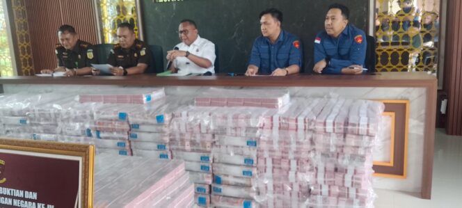 
Tumpukan Uang Rp 219 Miliar Hasil Pengembalian Terdakwa Korupsi Kredit Bank BUMN di Sumsel