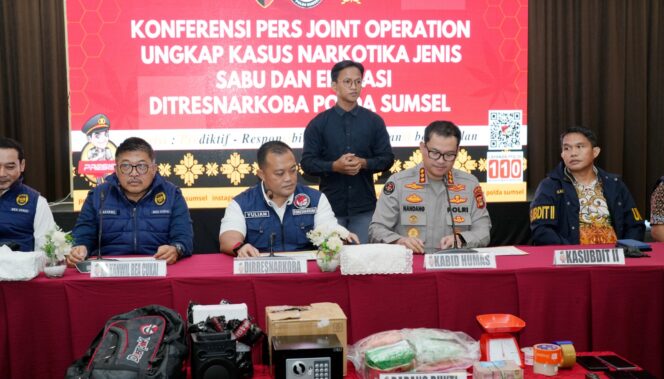 
Polda Sumsel–Bea Cukai Bongkar Jalur Narkoba Tambang, Amankan 11.443 Pil Ekstasi dan 1,3 Kg Sabu
