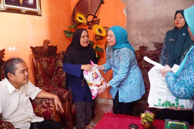 
Dukung Program Palembang Sehat, Ketua TP PKK Palembang Kunjungi dan Bina Pasien ODGJ Berat