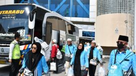 Jemaah Haji Deberkasi Palembang Kloter 14 saat tiba di Bandara SMB II Palembang. Foto : Kemenhaj Sumsel