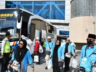 Jemaah Haji Deberkasi Palembang Kloter 14 saat tiba di Bandara SMB II Palembang. Foto : Kemenhaj Sumsel