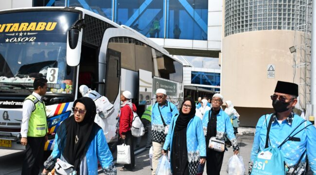 Jemaah Haji Deberkasi Palembang Kloter 14 saat tiba di Bandara SMB II Palembang. Foto : Kemenhaj Sumsel