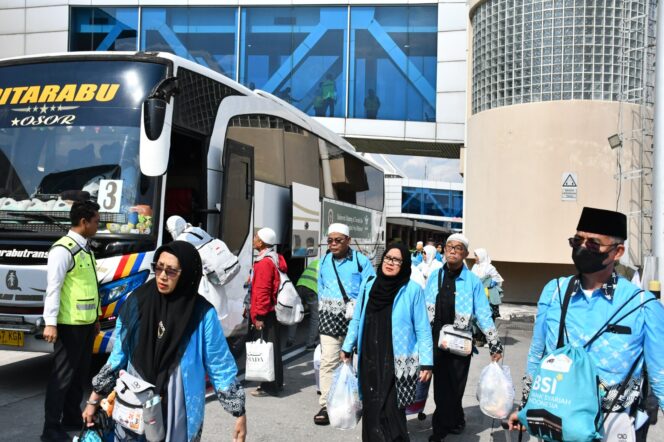 
Jemaah Haji Deberkasi Palembang Kloter 14 saat tiba di Bandara SMB II Palembang. Foto : Kemenhaj Sumsel