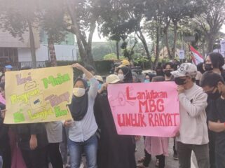 Ratusan massa mendatangi DPRD Sumsel untuk mendukung MBG. Foto : Istimewa