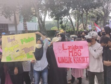 Ratusan massa mendatangi DPRD Sumsel untuk mendukung MBG. Foto : Istimewa