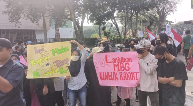 Ratusan massa mendatangi DPRD Sumsel untuk mendukung MBG. Foto : Istimewa
