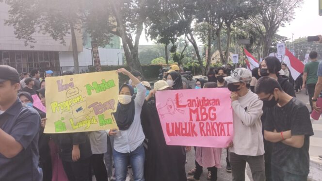 
Ratusan massa mendatangi DPRD Sumsel untuk mendukung MBG. Foto : Istimewa