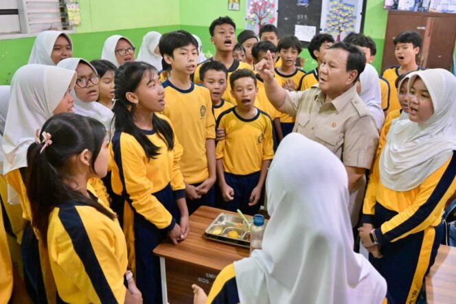 
Prabowo Tinjau Pelaksanaan Program MBG di SMPN 111 Jakarta