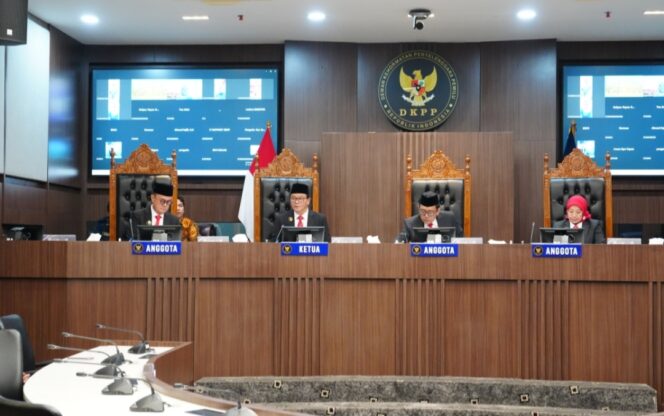 
Terbukti Lakukan Pungli dan miliki WIL, DKPP Pecat Anggota KPU di OKU Timur