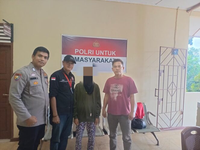 
Siswi yang Tikam Guru menyerahkan diri ke polisi. Foto : Istimewa