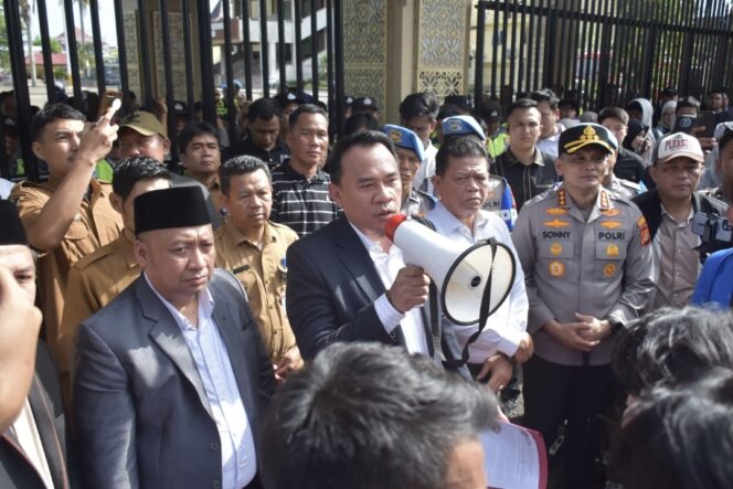 
Berlangsung Kondusif, Ketua DPRD Sumsel Andie Dinialdie Terima Aksi Unjuk Rasa Mahasiswa