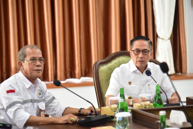 
Wali Kota Palembang, Ratu Dewa, saat menerima audiensi PT Sertifikasi Ketenagalistrikan Mahatima (SEKEMA) di Rumah Dinas Wali Kota Palembang, Selasa, 2 Juni 2026/ist. 