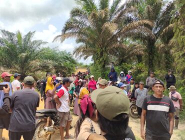 Koalisi Masyarakat Sipil Anti Mafia Tanah Sumatera Selatan melakukan aksi protes terhadap 4 petani yang dijadikan tersangka/ist.