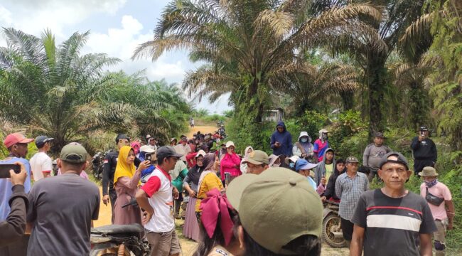 Koalisi Masyarakat Sipil Anti Mafia Tanah Sumatera Selatan melakukan aksi protes terhadap 4 petani yang dijadikan tersangka/ist. 