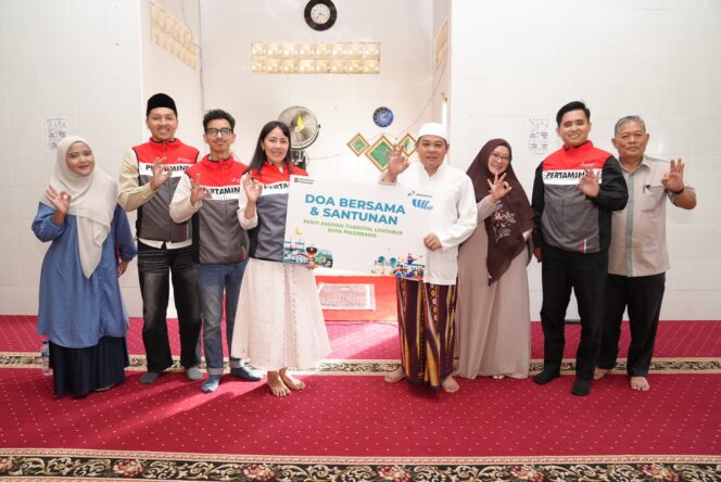 
Kilang Plaju menyalurkan santunan senilai Rp 50 juta kepada anak yatim dan dhuafa di wilayah sekitar operasional perusahaan/ist.