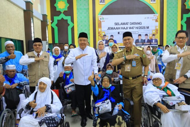 
Cik Ujang Sambut Kepulangan 443 Jemaah Haji Kloter Pertama Embarkasi Palembang