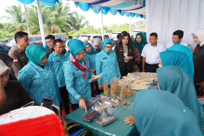 
Feby Herman Deru Monitoring 10 Program Pokok PKK di Muratara, Resmikan Galeri UMKM dan Tinjau Stand UP2K
