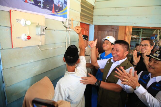 
Herman Deru Resmikan Peralihan Pelanggan PT MEP ke PLN, Dorong Warga Muba Manfaatkan Listrik untuk Kegiatan Produktif
