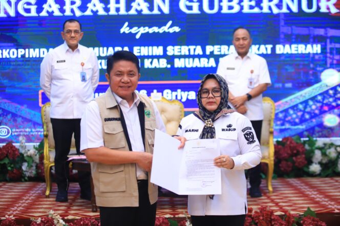 
Herman Deru Serahkan Surat Plt Bupati Muara Enim kepada Wabup Sumarni, Tekankan Soliditas Pemerintahan