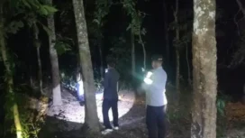Polisi melakukan olah TKP penemuan mayat pasutri di kebun karet. (Dok. Polres Banyuasin)