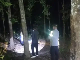 Polisi melakukan olah TKP penemuan mayat pasutri di kebun karet. (Dok. Polres Banyuasin)