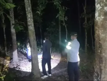 Polisi melakukan olah TKP penemuan mayat pasutri di kebun karet. (Dok. Polres Banyuasin)