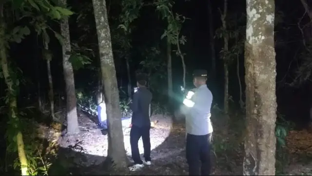 Polisi melakukan olah TKP penemuan mayat pasutri di kebun karet. (Dok. Polres Banyuasin)