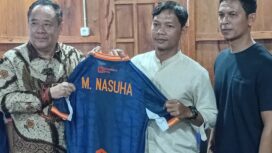 Presiden Sumsel United Cik Ujang saat memperkenalkan M Nasuha sebagai Pelatih Sumsel United. Foto : Abdullah Toriq/Urban Id