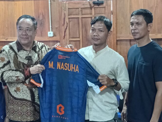 
Presiden Sumsel United Cik Ujang saat memperkenalkan M Nasuha sebagai Pelatih Sumsel United. Foto : Abdullah Toriq/Urban Id