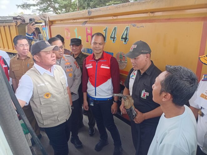 
Gubernur Sumsel Herman Deru saat mengecek SPBU di Jalan Noerdin Pandjie Palembang. Foto : Abdullah Toriq/Urban Id
