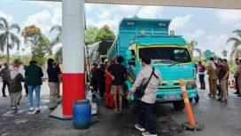 Antrean BBM Solar di SPBU KM7 Palembang. Foto : Abdullah Toriq/Urban Id