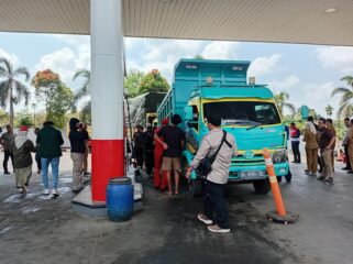 Antrean BBM Solar di SPBU KM7 Palembang. Foto : Abdullah Toriq/Urban Id