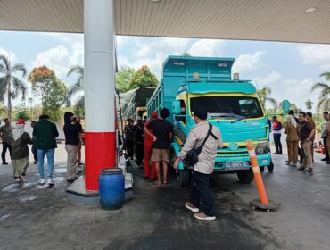 Antrean BBM Solar di SPBU KM7 Palembang. Foto : Abdullah Toriq/Urban Id