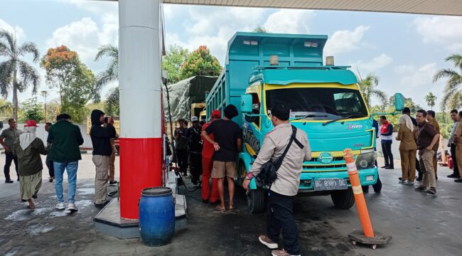 Antrean BBM Solar di SPBU KM7 Palembang. Foto : Abdullah Toriq/Urban Id