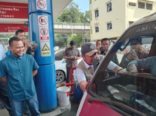 Gubernur Sumsel Herman Deru saat berinteraksi dengan sopir angkot yang hendak mengisi BBM jenis Pertalite. Foto : Abdullah Toriq/Urban Id
