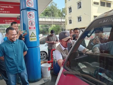Gubernur Sumsel Herman Deru saat berinteraksi dengan sopir angkot yang hendak mengisi BBM jenis Pertalite. Foto : Abdullah Toriq/Urban Id