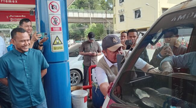 Gubernur Sumsel Herman Deru saat berinteraksi dengan sopir angkot yang hendak mengisi BBM jenis Pertalite. Foto : Abdullah Toriq/Urban Id
