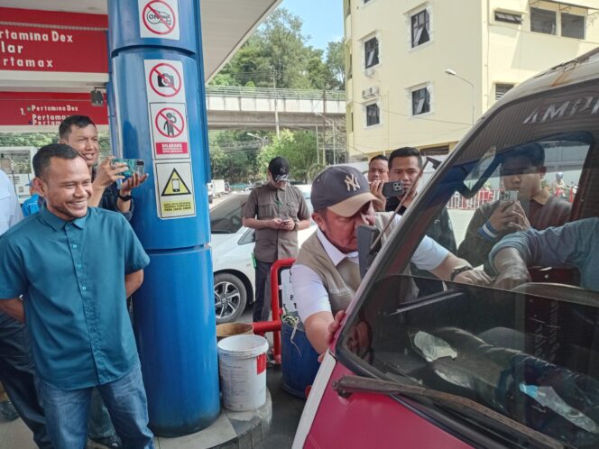 
Gubernur Sumsel Herman Deru saat berinteraksi dengan sopir angkot yang hendak mengisi BBM jenis Pertalite. Foto : Abdullah Toriq/Urban Id