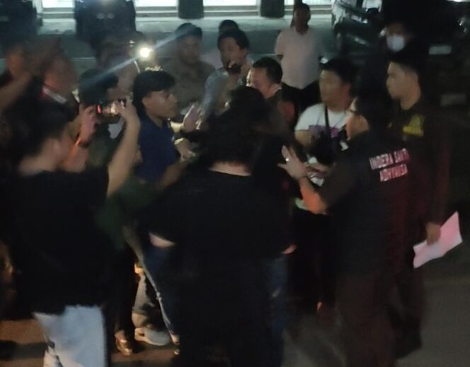 
Penahanan Tersangka Korupsi Kredit Macet di Kejati Sumsel Diwarnai Kericuhan, Jurnalis Dihalangi Meliput