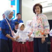 President Director of Thamrin Group, Elysa Dian Thamrin saat memberikan beasiswa ke salah satu anak karyawan Thamrin Group. Foto : Thamrin Group